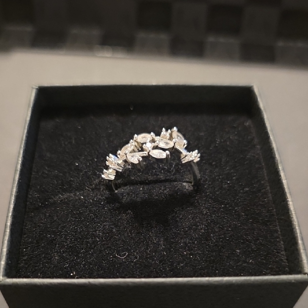 Stunning Silver Leaf Motif Ring